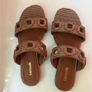 NWOT Larroude Milan Flat Sandal in Caramel Wave